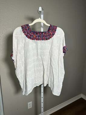 Huipil de Cobán Hand-Embroidered White Gauze Blouse